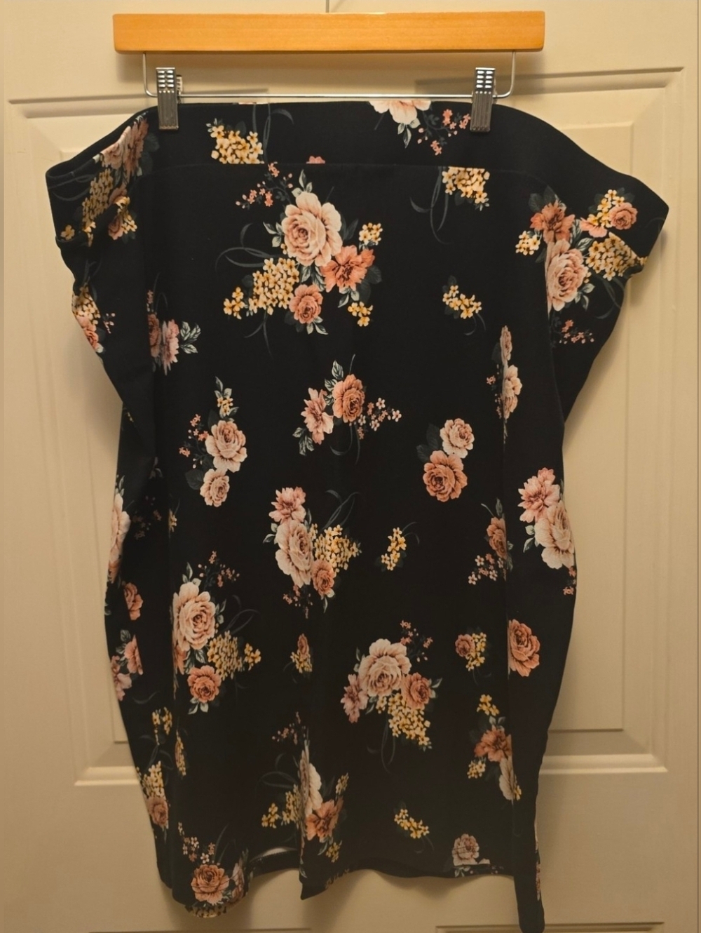 Torrid Floral Midi Pencil skirt 
Size 4 = Size 26 - Picture 2 of 9